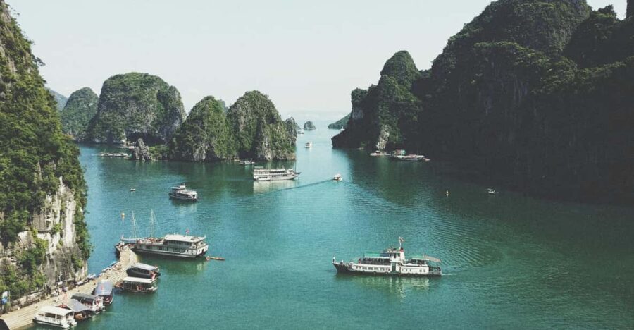 Exploring the Ha Long Bay by Luxurious Cruise