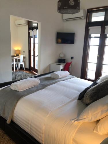 Fairway Manor Accomodation - Overview and Location