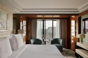 Four Seasons Hotel London at Park Lane - Luxurious Heritage and Vibrant Location