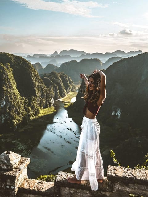 Friendly Travel: Hoa Lu/ Trang An/ Mua Cave – Limousine Car