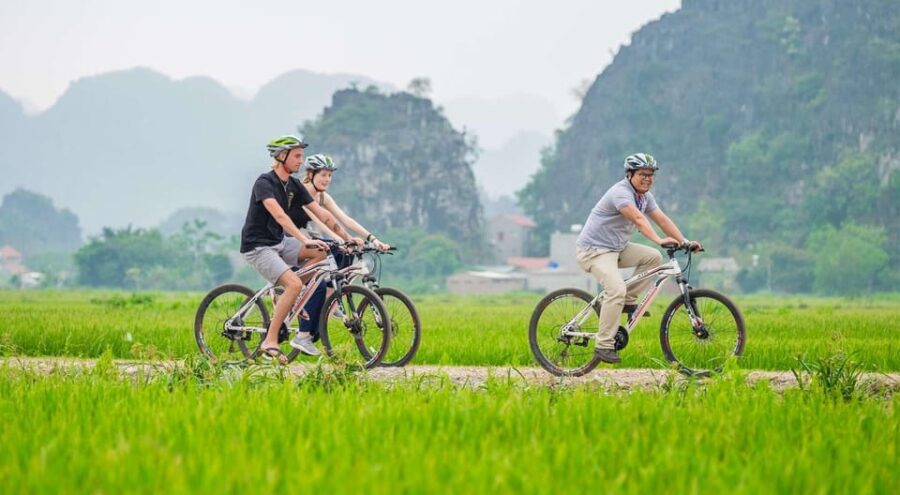 From Hanoi: Bai Dinh, Trang An, and Mua Cave Day Trip