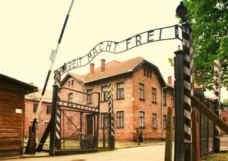 From Warsaw: Auschwitz Day Tour by Private Car With Lunch