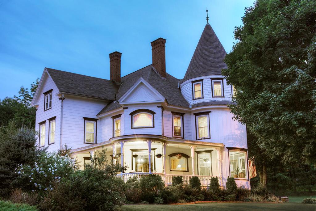 Glynn House Inn - Idyllic Location and History