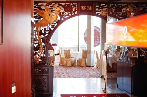 Golden Pebble Hotel - Hotel Overview and Location
