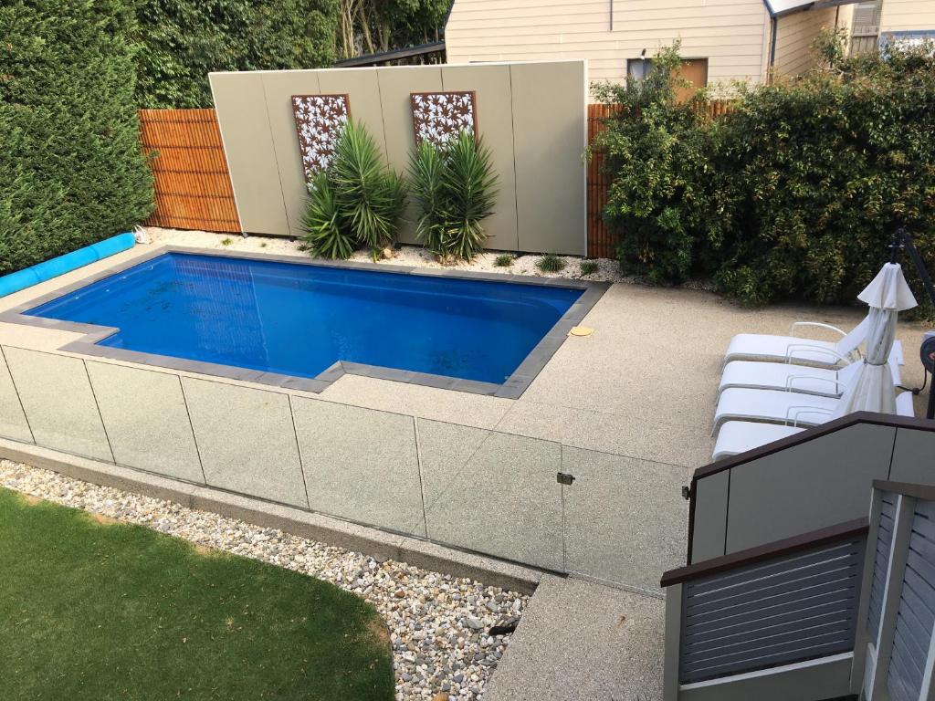 Grand Escape McKenzie - solar heated Pool WiFi, Netflix 5 bdrm 4bthrm, free 8kW EV chging Review