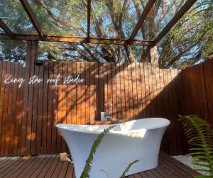 Grape Juice Retreat Rustic Romantic Gateway 5mins to Beaches & Town - Location and Accessibility