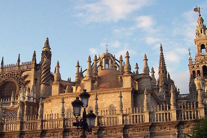 Guided Tour of Santa Cruz Jewish Quarter, Alcázar, and Cathedral
