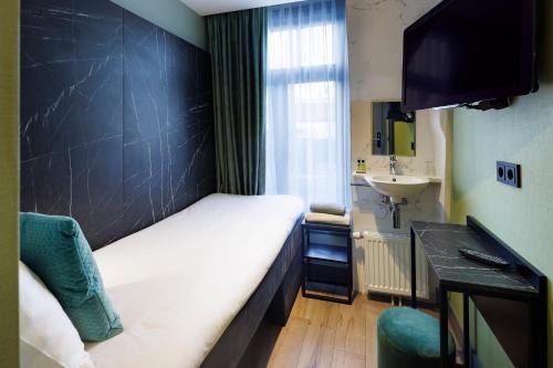 Hello Papa Hotel Amsterdam Central Station - Hotel Overview and Location