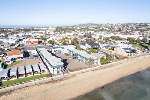 Hilton Beachfront Motel - Location and Surroundings