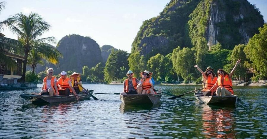 HOA LU - TRANG AN FULL DAY TRIP BY LIMOUSINE FROM HA NOI