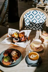 Hotel Australasia - Location and Surroundings