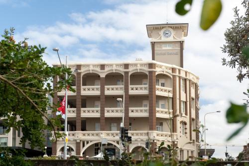 Hotel Bondi - Location and Accessibility