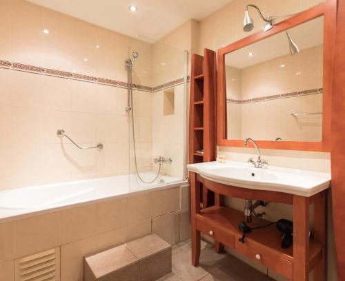 Hotel De Vischpoorte, in the Heart of Deventer and by the IJssel - Hotel Overview and Location