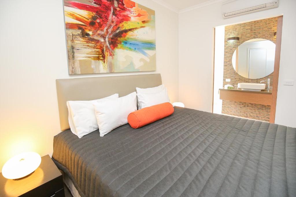 Indulge Apartments - Ontario Review