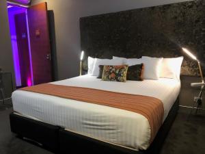 Junction Hotel - Hotel Location and Accessibility