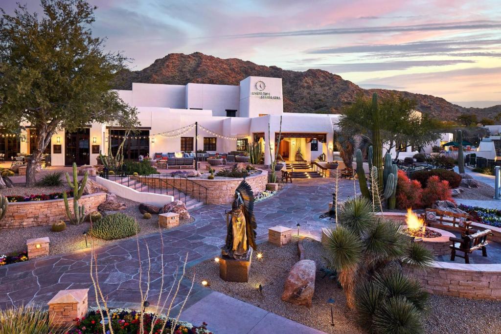 JW Marriott Scottsdale Camelback Inn Resort & Spa - Picturesque Location and Accessibility