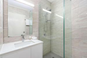 Knox International Hotel and Apartments - Location and Surroundings