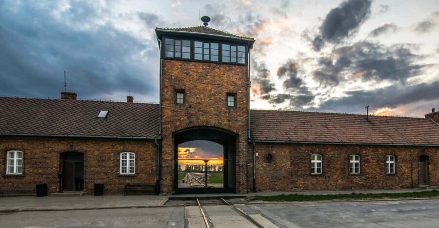 Krakow: Auschwitz-Birkenau Guided Tour With Pickup & Lunch