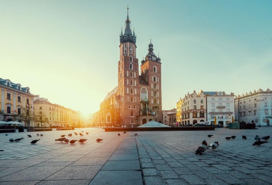 Krakow: Old Town Short Walk With St. Marys Basilica Visit