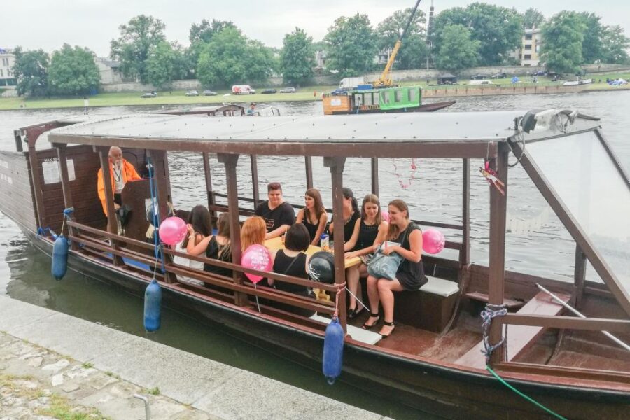 Krakow: Romantic Evening Vistula Cruise With a Glass of Wine
