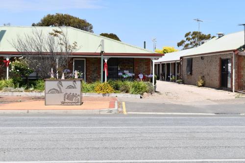 Lake Albert Motel - Property Overview
