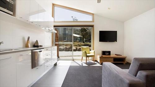 Lake Crackenback Resort & Spa - Location and Accessibility
