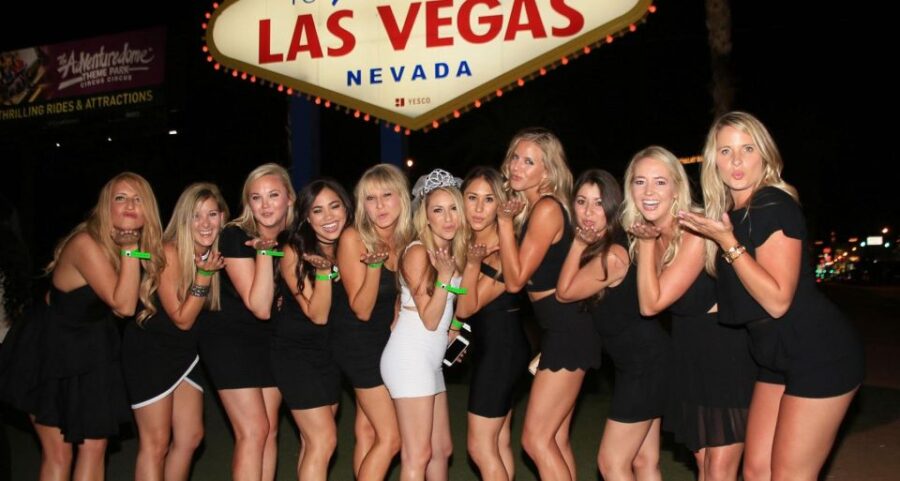 Las Vegas: Nightclub and Bar Crawl With Party Bus and Drinks