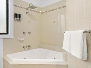 Leisure Inn Pokolbin Hill - Picturesque Property and Location