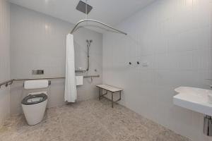 Littomore Suites Kingswood - Location and Accessibility