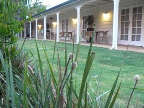 Llewellins Guest House - Location and Surroundings