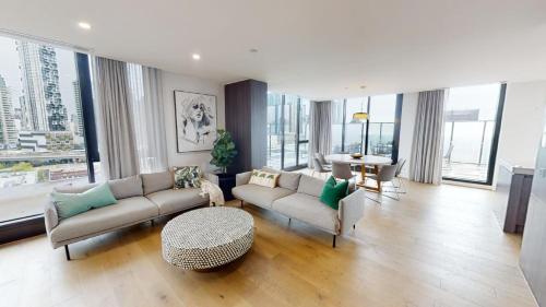 Luxury Penthouse With Astonishing Bay and City Views - Property Highlights