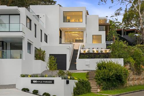 Luxury Waterside Home Sanctuary - Unparalleled Waterside Retreat