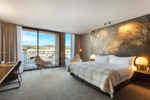 MACq 01 Hotel - Location and Accessibility