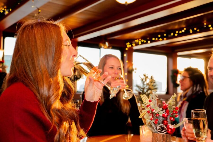 Manhattan: Statue and Skyline Cruise Aboard a Luxury Yacht