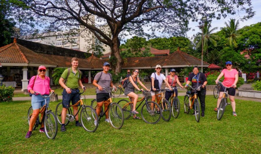 Manila: Sightseeing and Food Walking Tour With Tastings