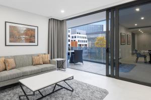 Meriton Suites Canberra - Prime Location and Nearby Attractions