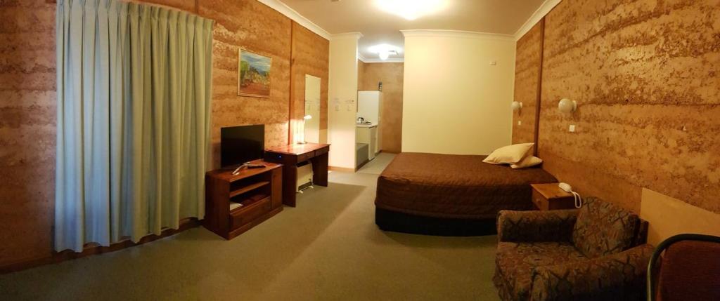 Mud Hut Motel - Property Highlights