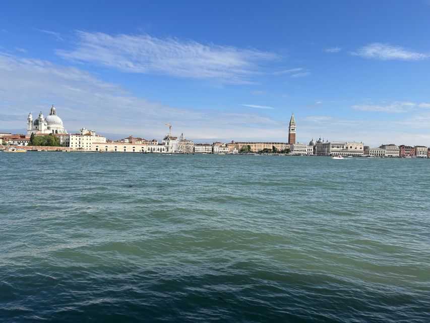 Murano and Burano: Guided Tour by Speed Boat and Aperitif