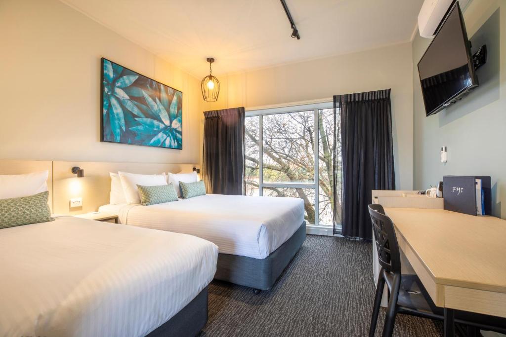 Nightcap at Excelsior Hotel - Hotel Location and Accessibility