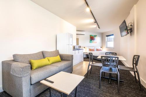Nightcap at Glengala Hotel - Hotel Location and Amenities