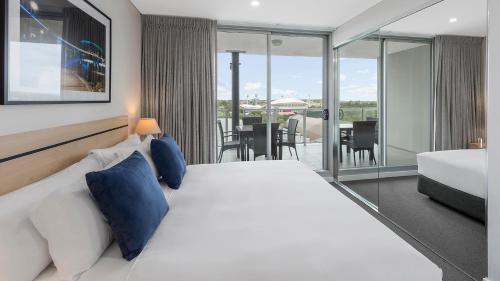 Oaks Adelaide Embassy Suites - Location and Surroundings
