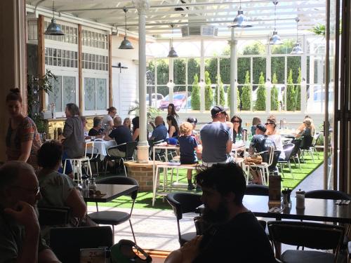 Oscars Hotel and Cafe Bar - Convenient Location Highlights