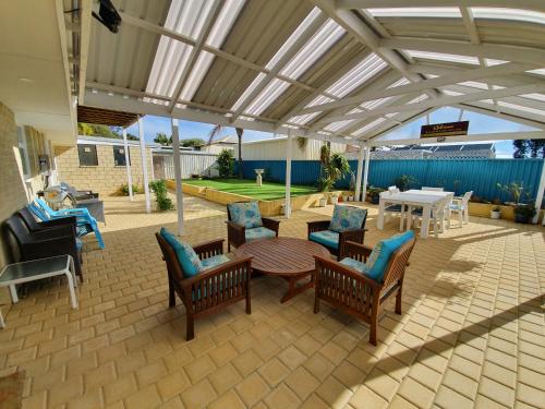 Palm Beach Guest House - Location and Proximity