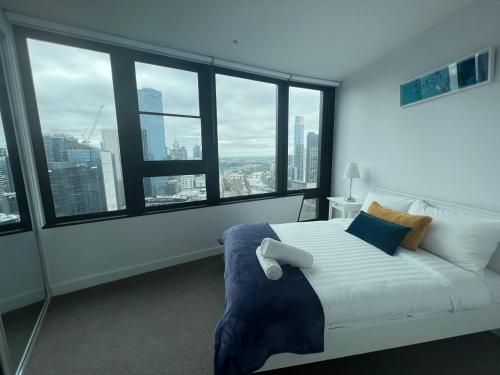 Pars Apartments – Melbourne Quarter- Unique View of City and Yarra Review
