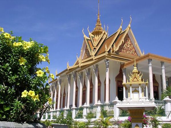 Phnom Penh Private Tour: Royal Palace, Silver Pagoda, S-21