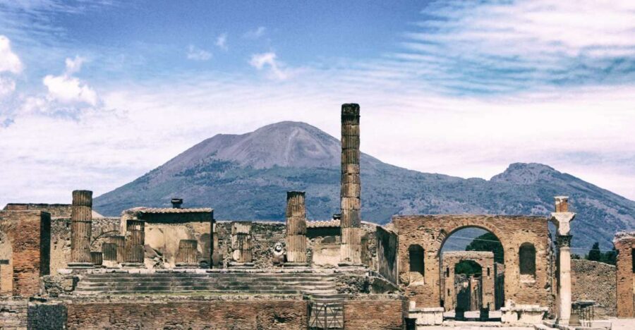 Pompeii: Guided Tour and Lunch
