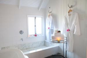 Port Douglas Cottage & Lodge - Property Overview and Location