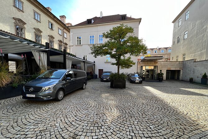 Private Krakow to or From Airport Transfer