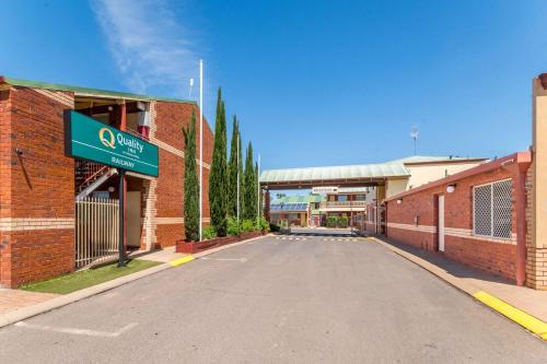 Quality Inn Railway Motel - Property Location and Accessibility
