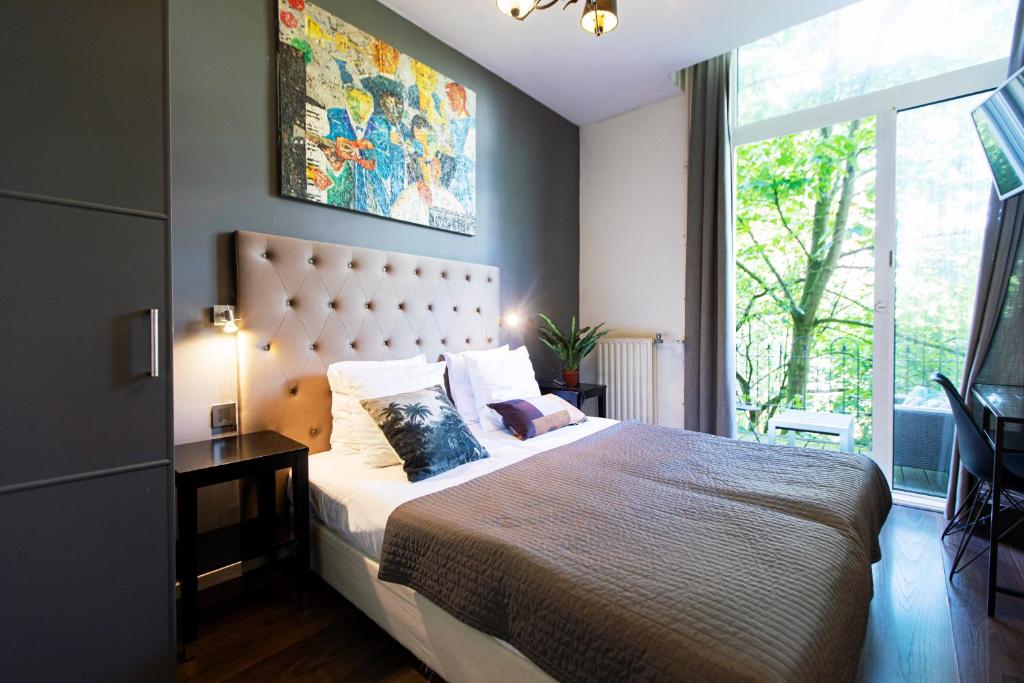 Quentin England Hotel - Hotel Location and Surroundings